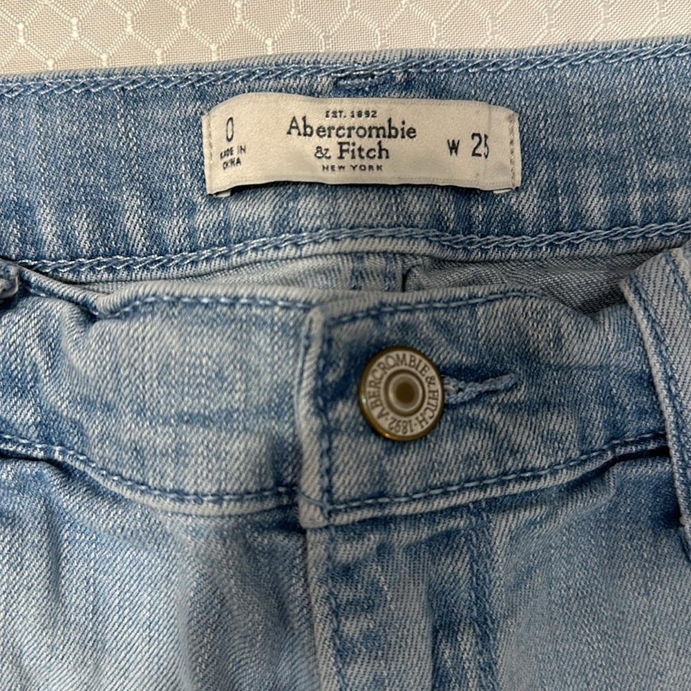 American Eagle Size 0 / 25 soft, light blue jean shorts. Frayed hem - Picture 4 of 5